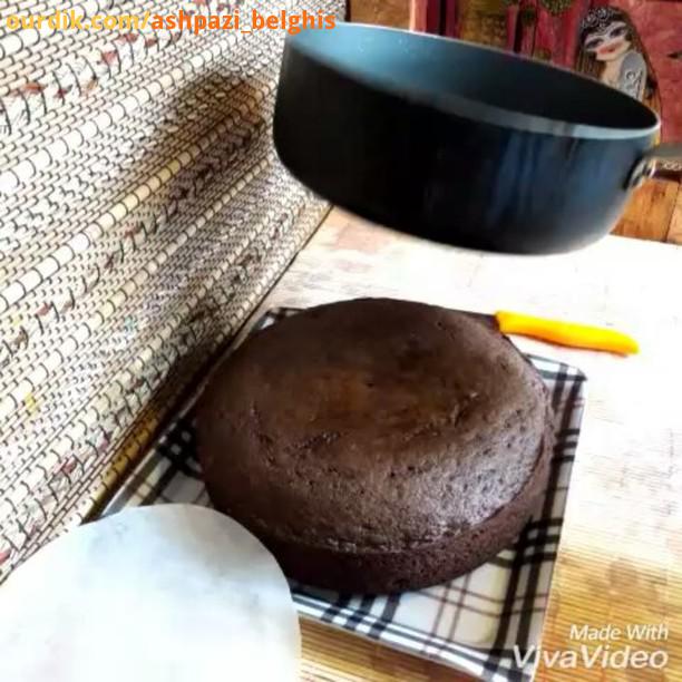 کیک موس شکلاتی بلقیس کیک شکلاتی در قالب بیست سانت درست کنید،.مجدادا کیک را داخل یخچال گذاشته..مواد