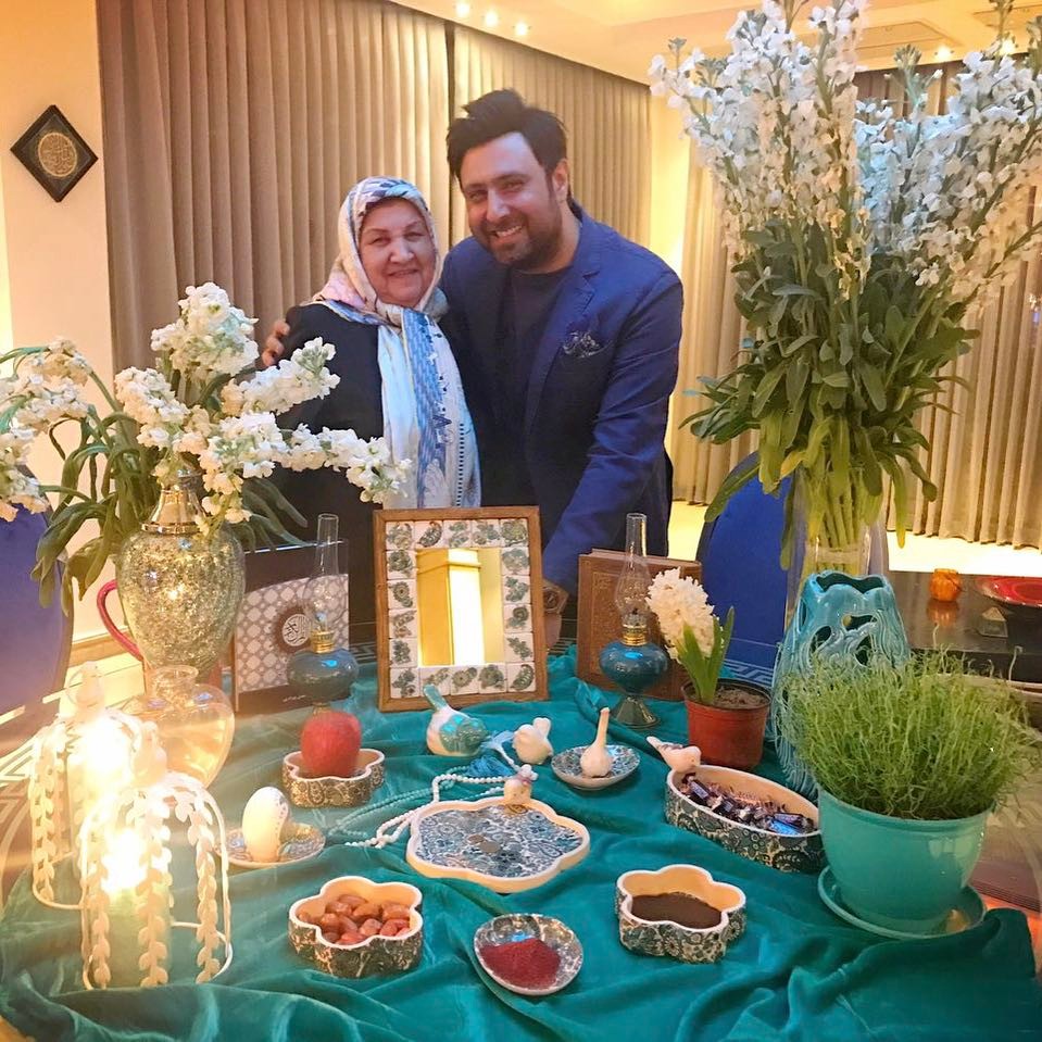 دیگران در تب تاب شب عیدند ولی مثل یک سال گذشته به تو مشغولم من من بزرگ شدم تورا پیر کردم مادرم