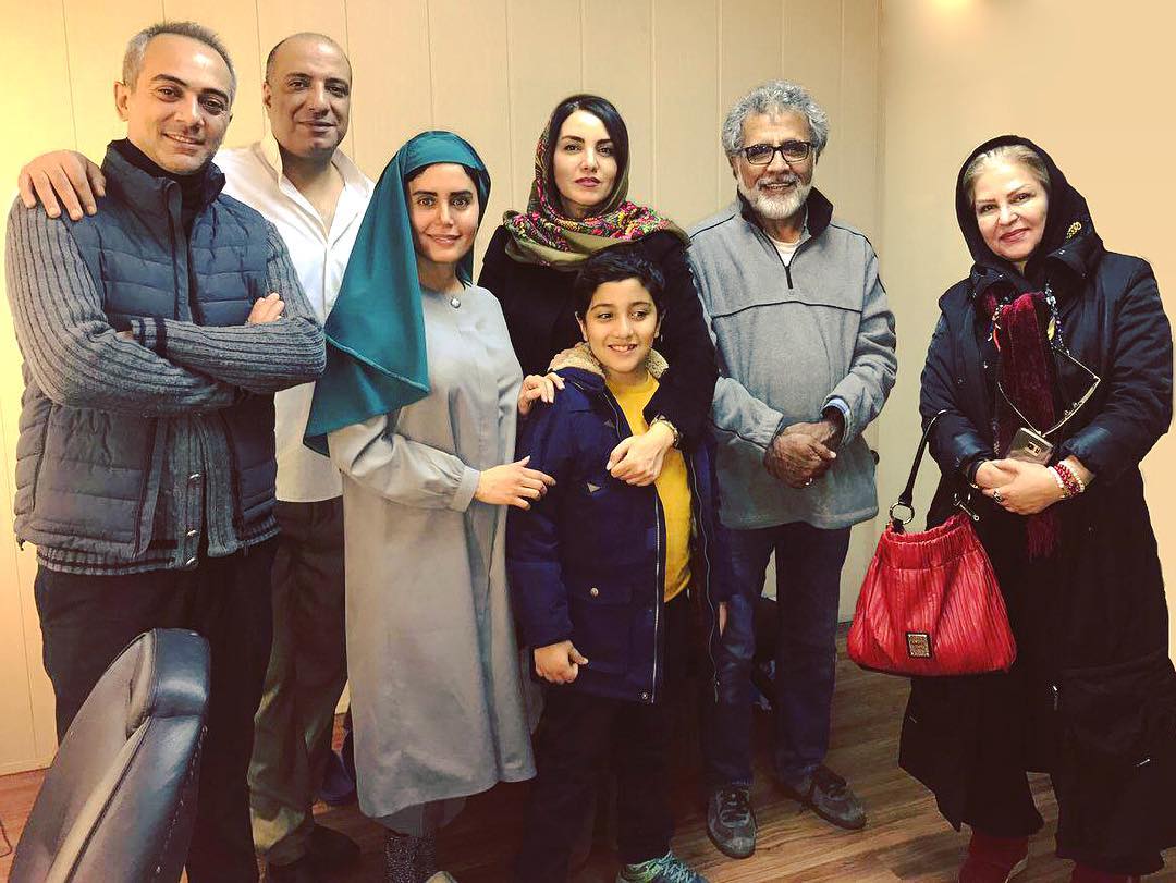 با مهمان هاى خوب تئاتر گور از راست به چپ : خانم اکرم محمدى آقاى بهروزافخمى خانم مرجان جانِ شیر