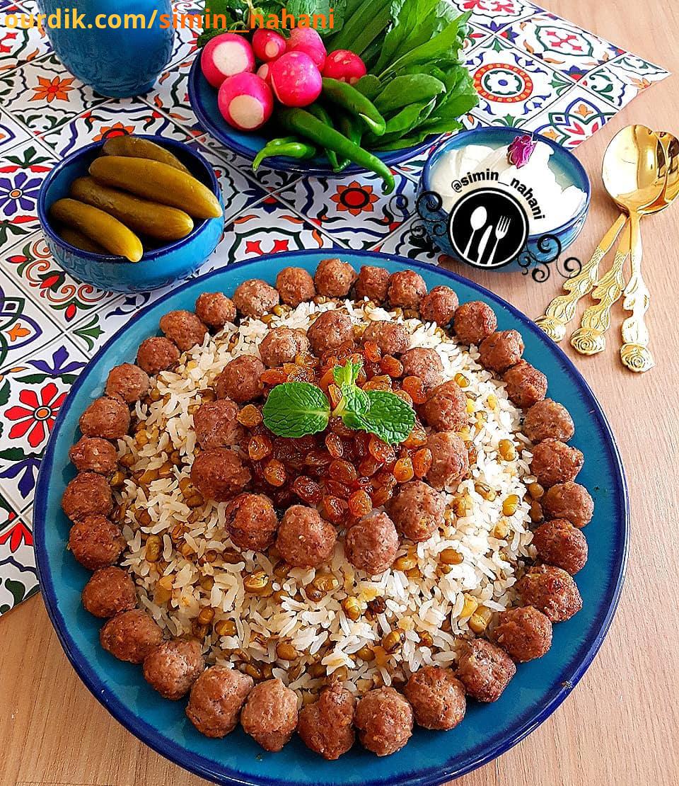 ماش پلو یک ونیم پیمانه ماش رو خیس کردم گذاشتم با کمی اب بپزه اواخر نمک زدم برنج رو دو ساعت قبل