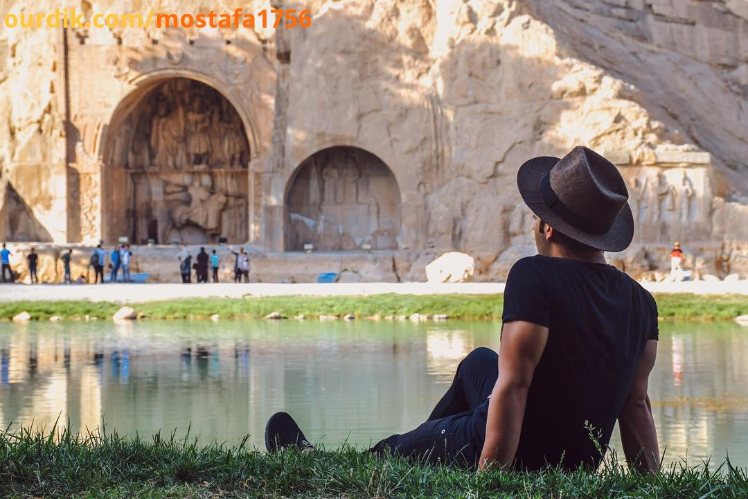.ای کاش ای کاش، آدمی وطنش را مثل بنفشه ها در جعبه های خاک یک روز می توانست هم راه خویشتن ببرد هر کجا