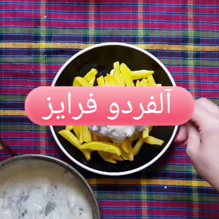 آب پس نده بعد قاشق ارد رو باش تفت میدیم شیر را اضافه میکنیم خوب هم میزنیم ادامه در
