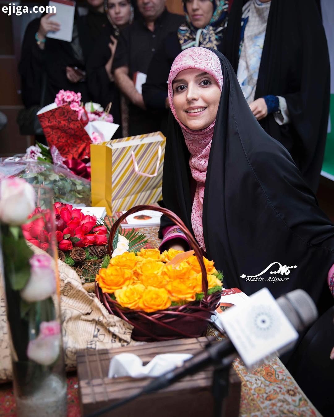 سال گذشته اول آبان جشن رونمایی کتابم بود این عکس رو متین علی پور عزیز گرفته خاطره اون روزِ دلچسب
