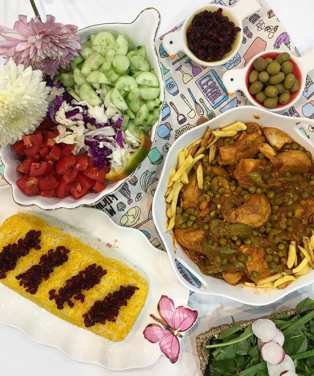 خوشی..اینم یه خوراک مرغ مجلسی آذین پز مواد لازم مرغ یک کیلو نخود فرنگی یک فنجان فلفل دلمه ای عدد