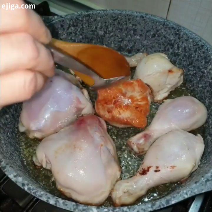 مرغ ترش مواد لازم: مرغ : کیلوگرم سبزی مرغ ترش : گرم گردو چرخ شده : گرم پیاز : عدد بزرگ رب انار ملس: