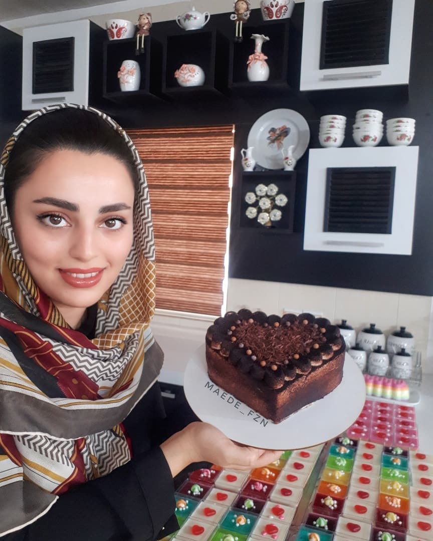 بچه ها من برگشتم با یه کیک تیرامیسو دیگه سفارشات دیروز صاحب سفارش شکلات دوست منم کلا کیکو اند