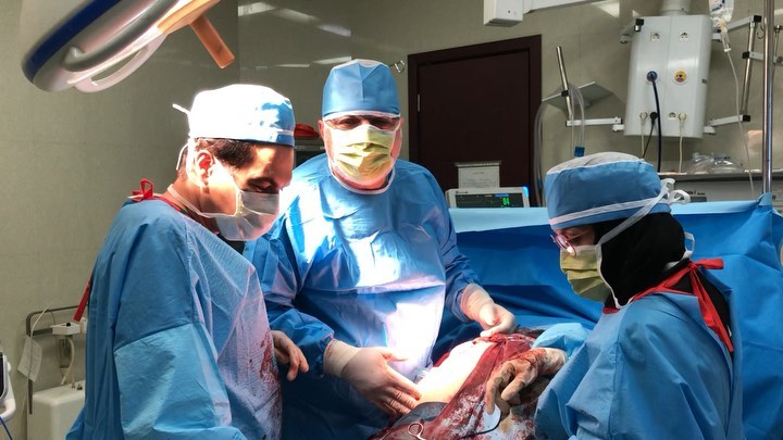 .امروز در کنار استاد دکتر سید روح الله میرى فوق تخصص جراحی سرطان عمل جراحی بسیار حساس تومور بسیار بز