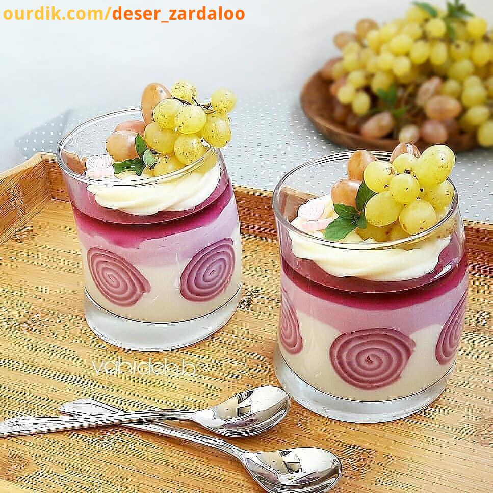 لایه وژله رولی را بچسبانید طرز تهیه ژله رولی در پیج هست بعد داخل یخچال گذاشته تا سفت شود سپس کرم