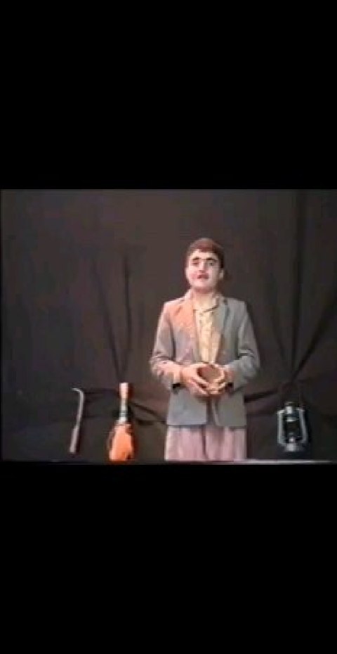 فیلمی به دست من رسید از مسابقات تئاتر دانش آموزی در اموزش پرورش شهرستان شفت که سال هزارو سیصد هفتاد