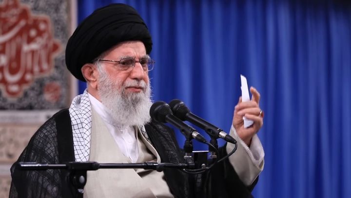 حضرت آیت الله خامنه ای، ساعتی پیش: جمهوری اسلامی کاهش تعهدات هسته ای را با جدیت کامل ادامه خواهد داد