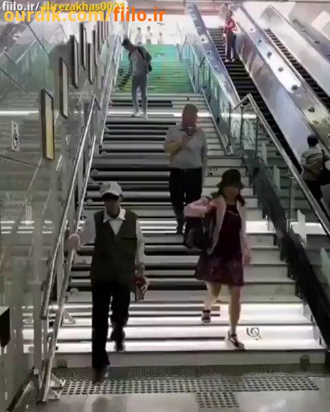.پله برقی پیانو در ایستگاه مترو گوانگژو چین کاربر ارسال کننده: علیرضا دیدن ویدیوهای بیشتر در وب سایت