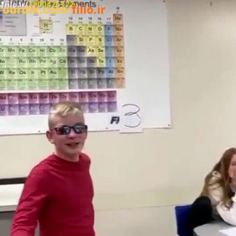 .مدیر مدرسه به دانش آموزی که کوررنگی شدید داره یک عینک جایزه میده که میتونه برای اولین بار رنگ ها رو