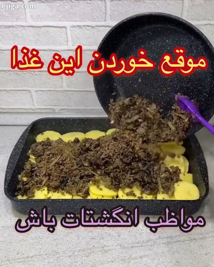 روى گوشت چرخ کرده ربریزید سپس گل کلم را روى مواد بریزید باید گل کلم ها خوب ریز باشد دوباره نمک بزن