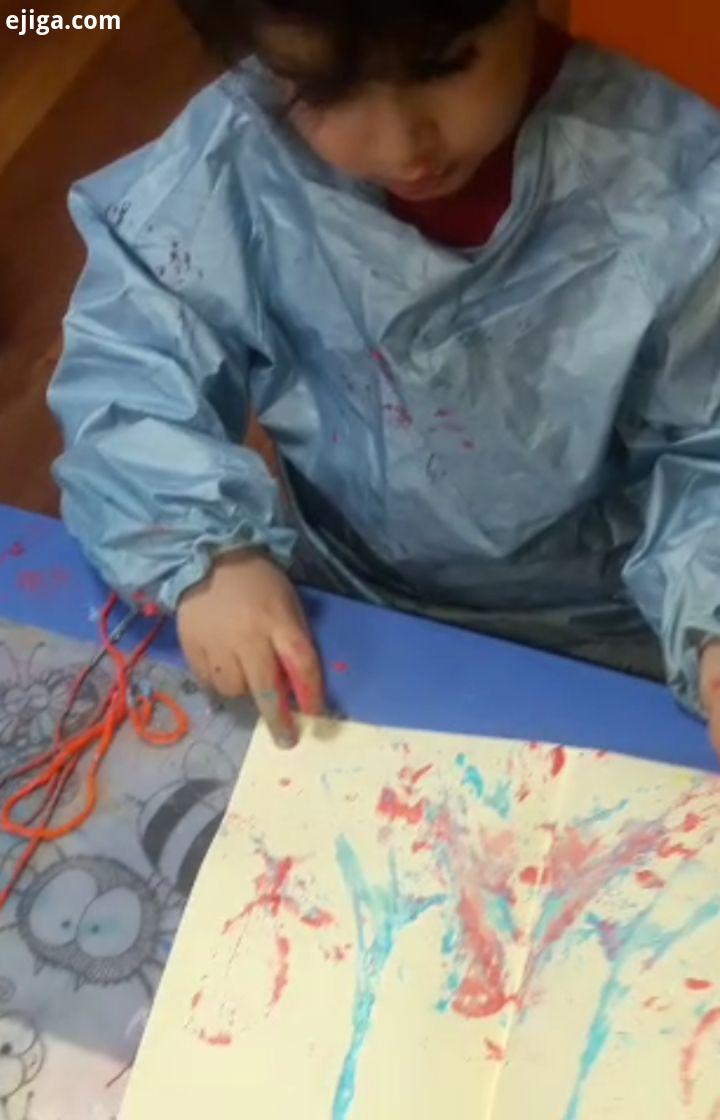 چاپ با کاموا رنگ انگشتی امروز من نقاش کوچولو ها با بازی کردن با نخ رنگ به طرح های شگفت آوری رس