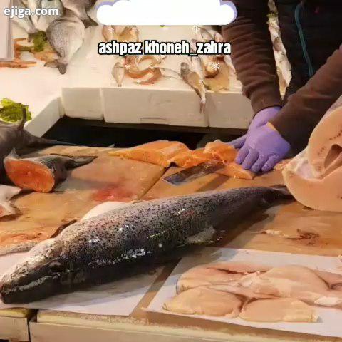 پاک کردن ماهی سالمون جدا کردن پوست ماهی سالمون در بازار ماهی ماهی بازار ماهی فروشان ماهیگیری قلاب سا