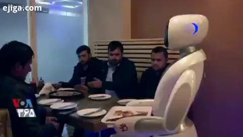پذیرایی ربات پیشخدمت از مشتریان رستورانی در شهر کابل افغانستان ربات رباتیک زندگی دیجیتال