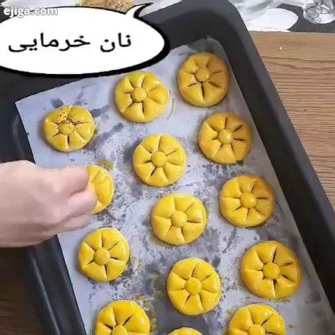 نان خرمایی آرد سفید حدود گرم تقریبا دو تا دو ونیم لیوان البته ارد کم کم تا جایی ریخته شود که خمیر