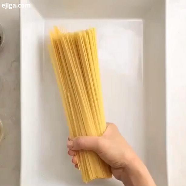 اسپاگتی را به شیوه ای متفاوت تهیه کنید اسپاگتی رو در ظرف مناسبی بریزید روغن زیتون، سیر رنده شده، پیا