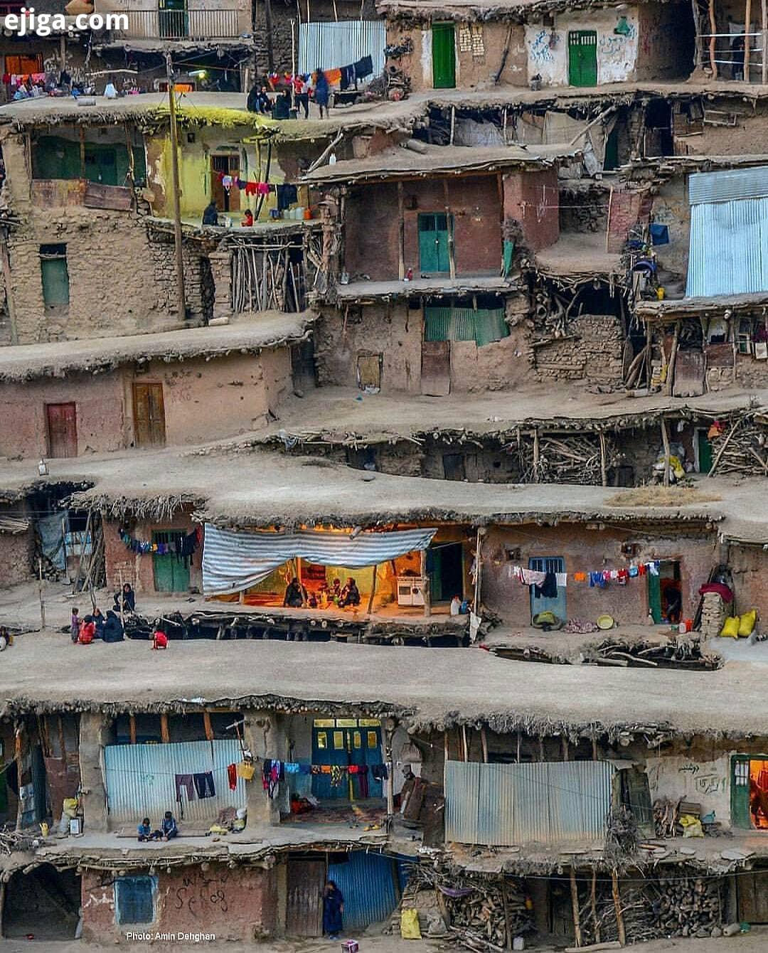 روستای زیبای سرآقا سید، روستایی پلکانی با بافت سنتی معماری قدیمی است که درصدو چهل کیلومتری شهر کرد