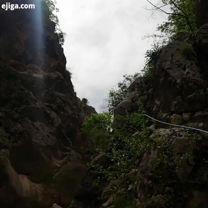 یکی از آبشارهای دره زیبای خالدار که البته داره با نزدیک شدن به فصل گرما کم آب تر میشه...گردشگری جه