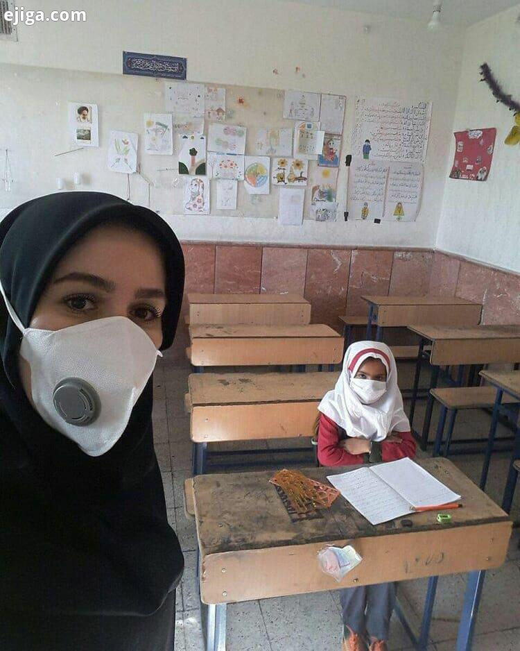 سلفی معلم با تنها دختر بچه ای که در روز بازگشایی مدارس دست به سینه در کلاس نشسته یک معلم خراسانی با