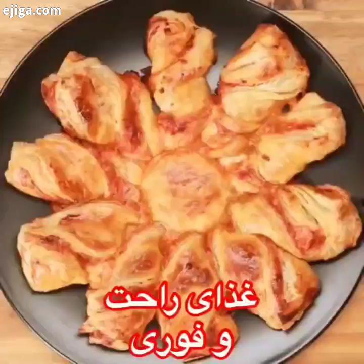 Via: Via : عزیزان مواد لازم: خمیر ورقه ای یا خمیر پیتزا ورق ربع گوجه فرگی پنیر پیتزا نصف پیمانه.