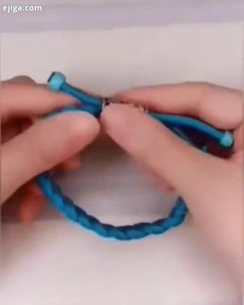 هنرمندای عزیزم آموزش بسیار ساده دستبند با نخ های تریکو با این روش میتونید با هر نخ بسته به سلیقتون