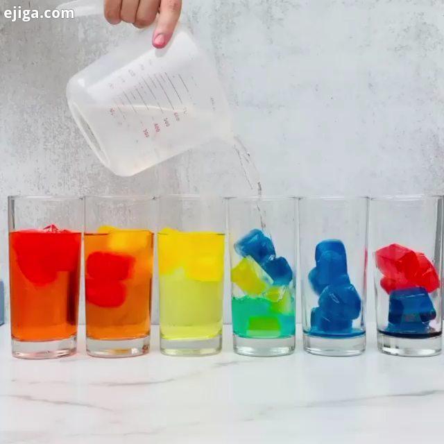آموزش ترکیب رنگ ها به کودک در قالب های یخ ترکیب اب رنگ خوراکی بریزید بعد از یخ زدن یخ ها را در لیو
