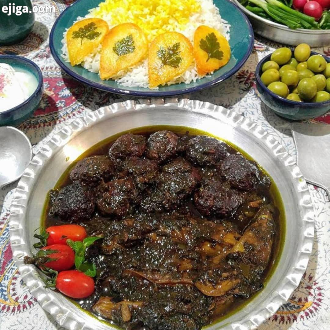 یه غذای خوشمزه گیلانی قورمه گیلانی 200 گرم جعفری تره رو خرد کردم با کمی روغن روی حرارت متوسط