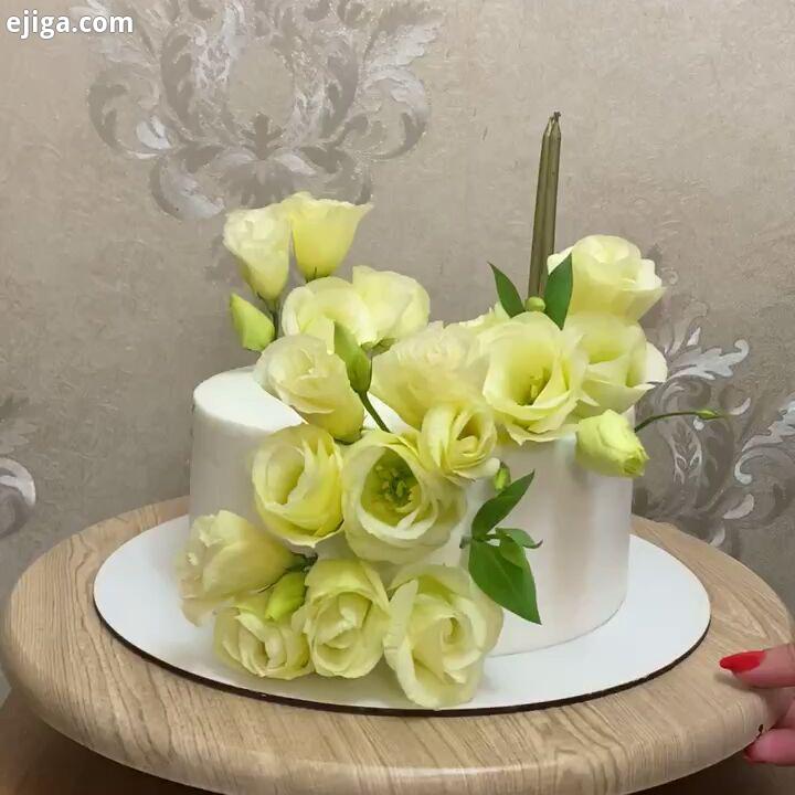 کیک خامه ای ورق طلا گل آرایی