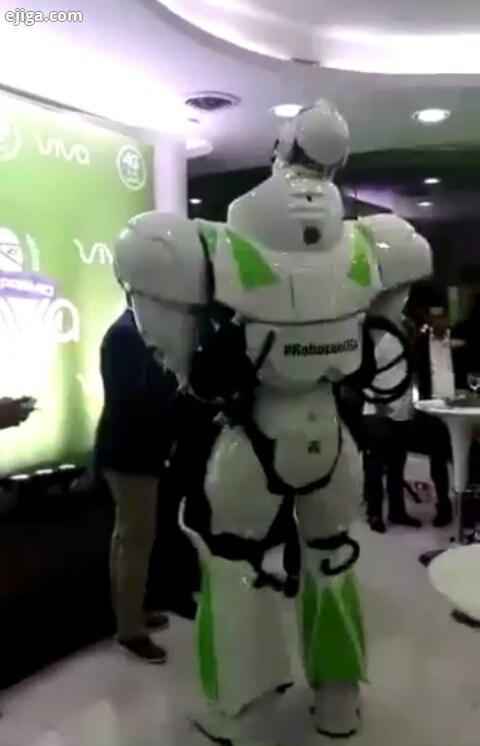 دو دانشجوی ایرانی در نمایشگاهی در سوئد، این بلا را سر این ربات رقاص می آورند البته از شرکت سونی،