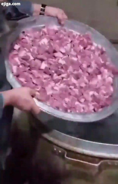 پخت چلو خورشت قرمه سبزی جهت مصرف خانوادههای نیازمند کارتن خواب های تهران حومه بسفارش موسسه محترم