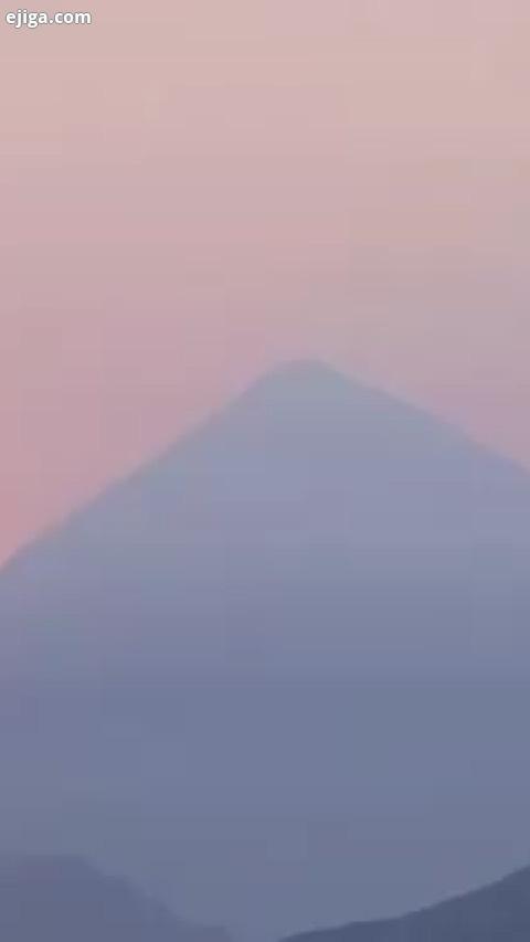 .بسیار دلچسب است تماشای طلوع خورشید از پشت کوه دماوند، همراه با آواز جاودانه پدر موقعیت دوربین: قله
