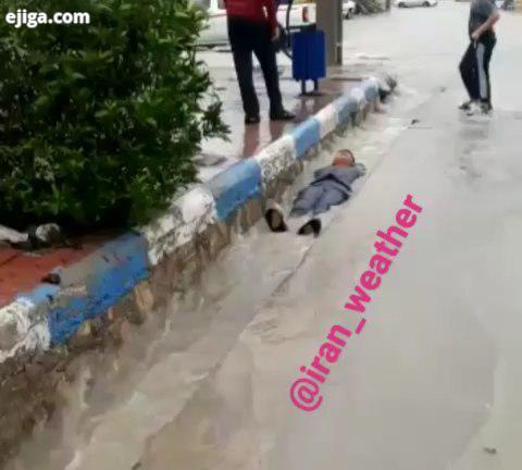 اینم تفریح بچه های خورموج بوشهر وسط سیلاب شنا اونم بشکل کرال پشت تو سیلاب جوب شما جای اینا بودین