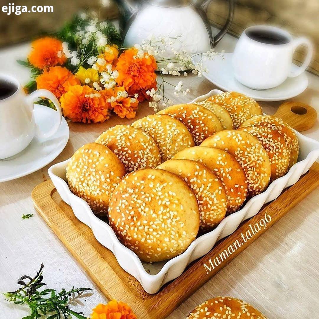 ورق زدنیه...تا خمیر موقع گلوله کردن به دست نچسبد : بیشتر از بیست دقیقه تو فر بمونه زیر کلوچه ها