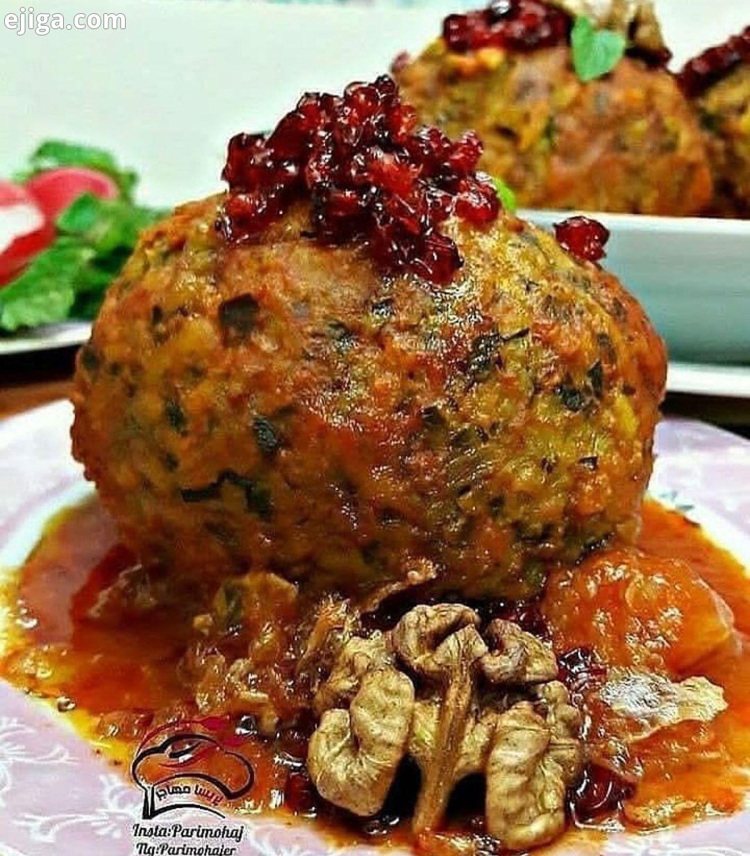 خوب تفت دهید تا طلایی شود ادویه بزنید رب گوجه مقداری از سبزی معطر تفت دهید حالا آب بریزید یک سوم