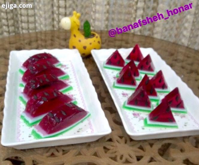طرز تهیه ژله هندوانه در قالب ناودانی به شکل هندوانه قاچ شده ابتدا قالب رابشورید ولی خشکش نکنید حالا