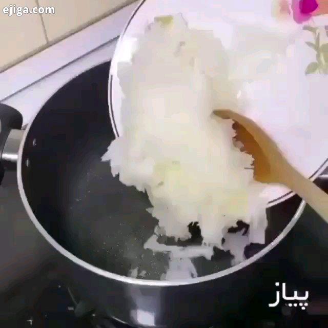 طرز تهیه تهچین باقالی پلو مواد لازم گوشت: گوشت خورشتی گوسفندی نیم کیلو پیاز سه عدد متوسط تخم مرغ دو