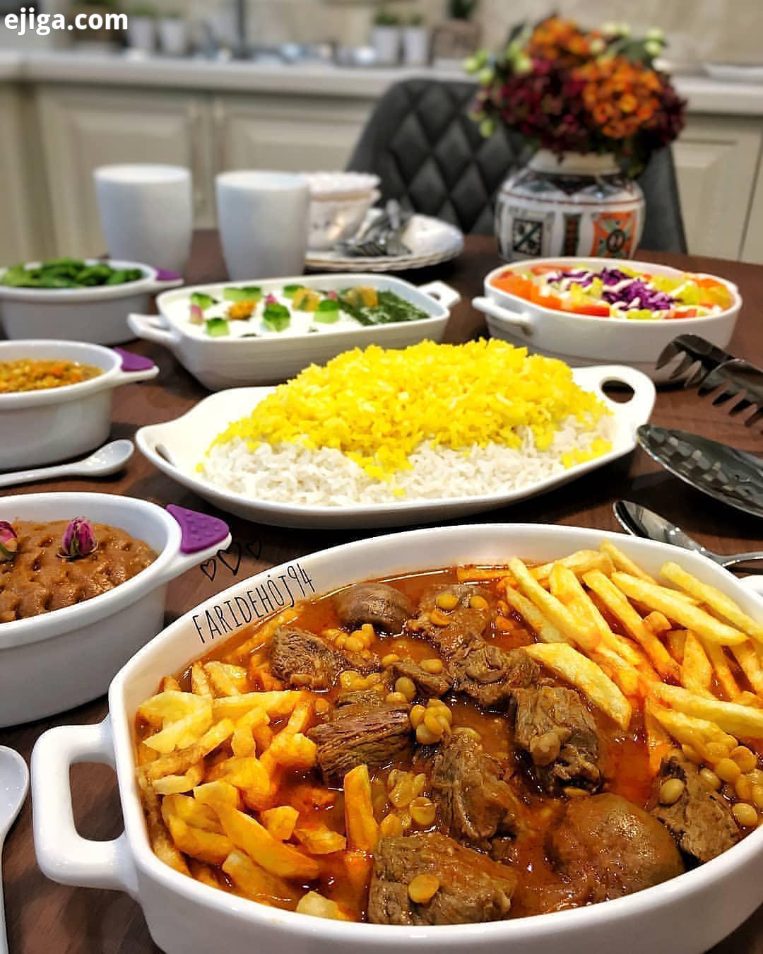 برای خورشت قیمه پیاز رو خرد کردم تفت دادم گوشت رو همراه ادویه فلفل زردچوبه اضافه کردم