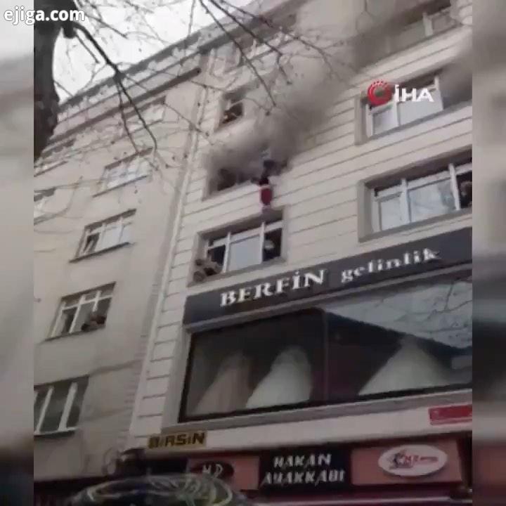 .?مادری در شهر استانبول ترکیه برای نجات کودکان خود از آتش سوزی، آن ها را یکی یکی از پنجره طبقه سوم