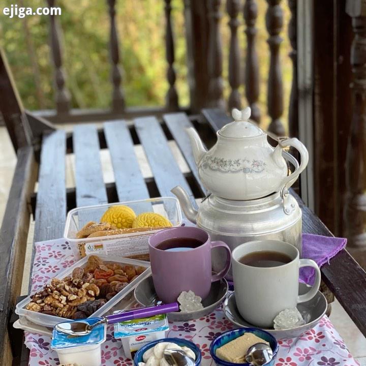 این منم همان که کنجِ تنهاییِ خودش را برای ساعاتی یافته خوشحال است برای خودش چای ریخته ، در سایه روشن